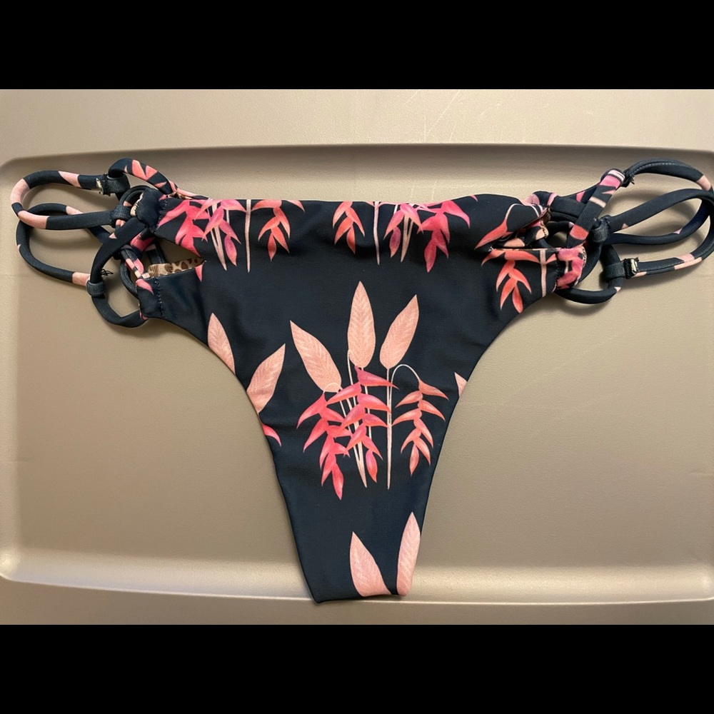 acacia molokini bottoms in heliconia
